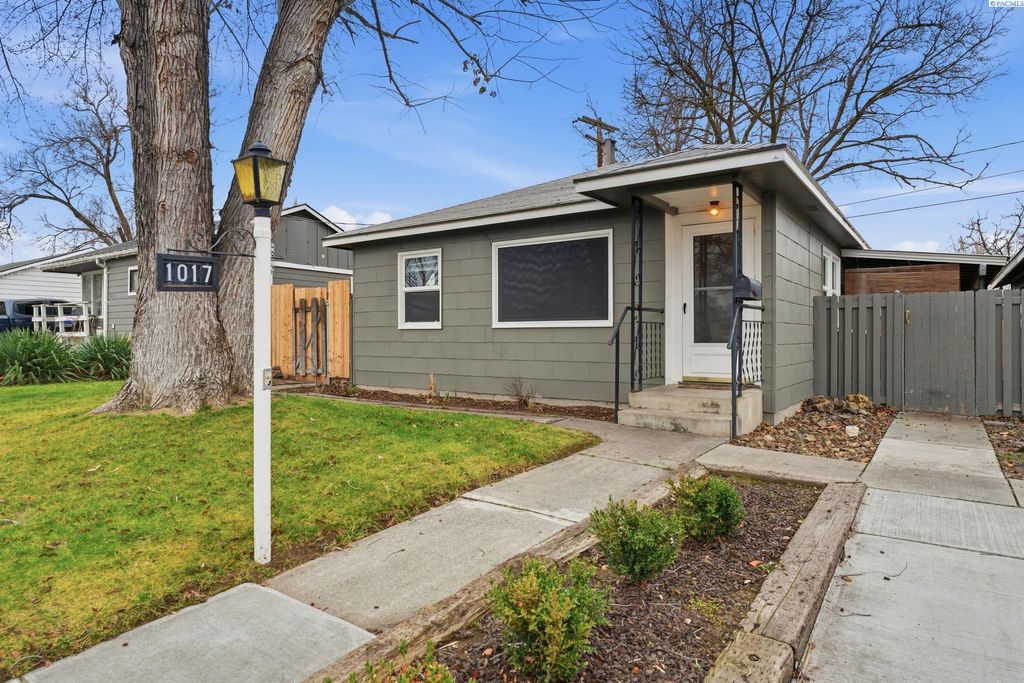 Photo of 1017 Smith Ave, Richland, WA 99354 (MLS # 290321)