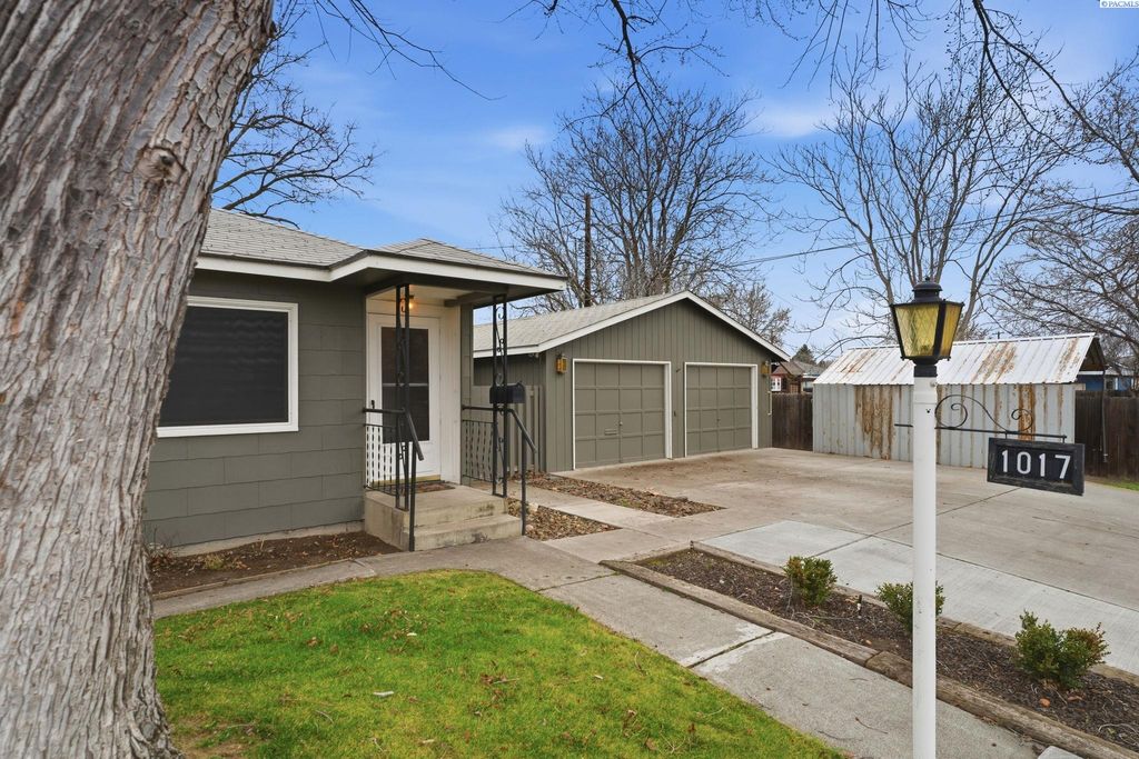 Photo of 1017 Smith Ave, Richland, WA 99354 (MLS # 290321)