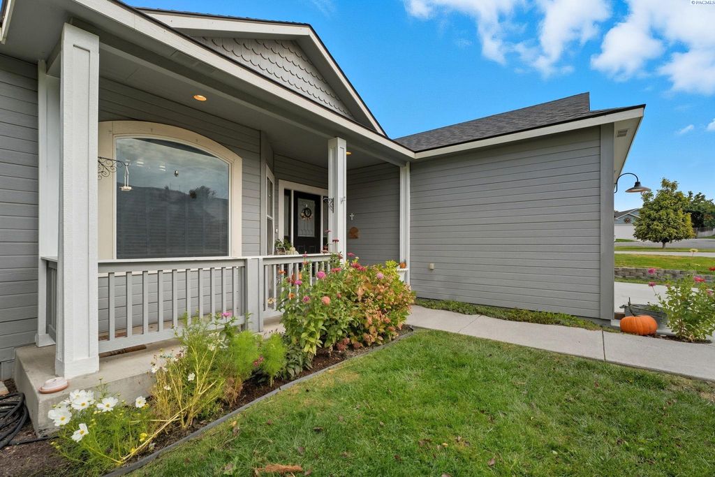 Photo of 4360 Limestone Ct, Richland, WA 99352 (MLS # 288325)