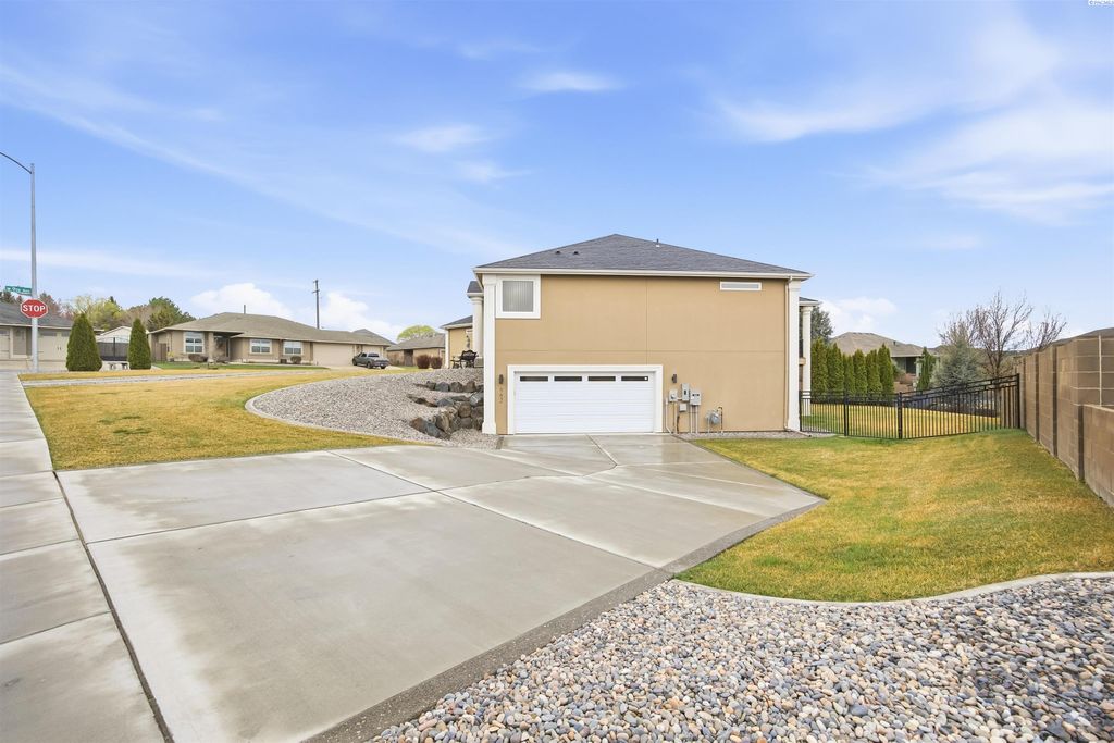 Photo of 662 S Hawaii Pl, Kennewick, WA 99336 (MLS # 291309)