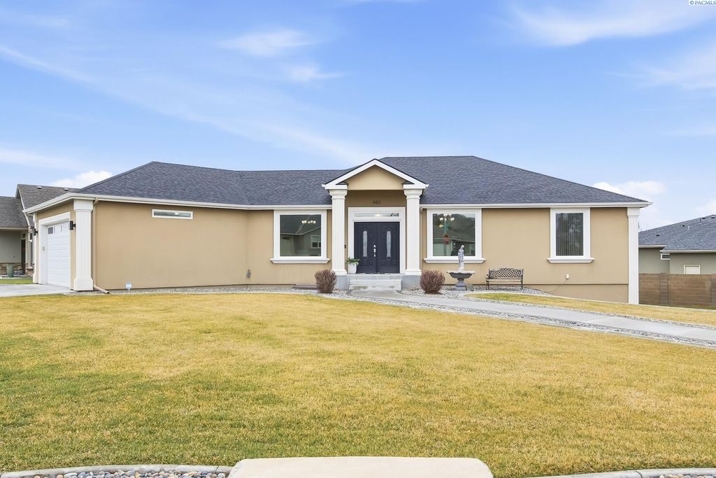 Photo of 662 S Hawaii Pl, Kennewick, WA 99336 (MLS # 291309)