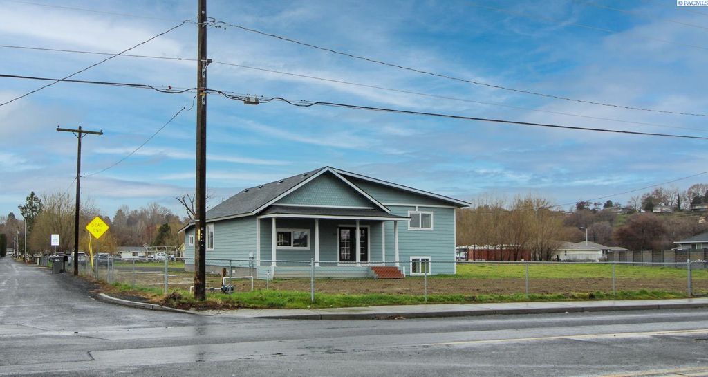 Photo of 230 E 27th Avenue, Kennewick, WA 99337 (MLS # 290750)