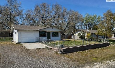Photo of 1203 12th Street, Benton City, WA 99320 (MLS # 291880)