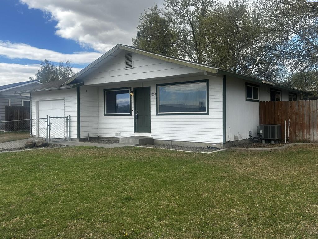 Photo of 1203 12th Street, Benton City, WA 99320 (MLS # 291880)