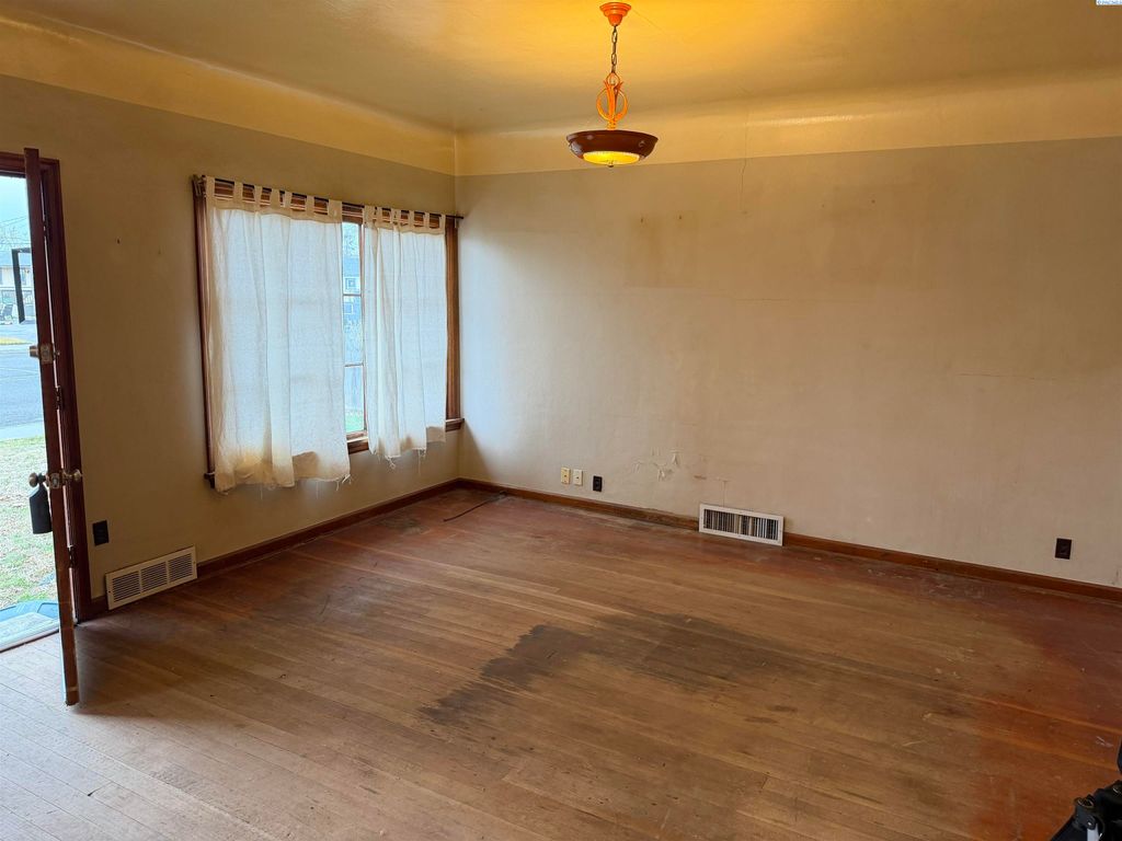 Photo of 1107 W Yakima Street, Pasco, WA 99301 (MLS # 290022)