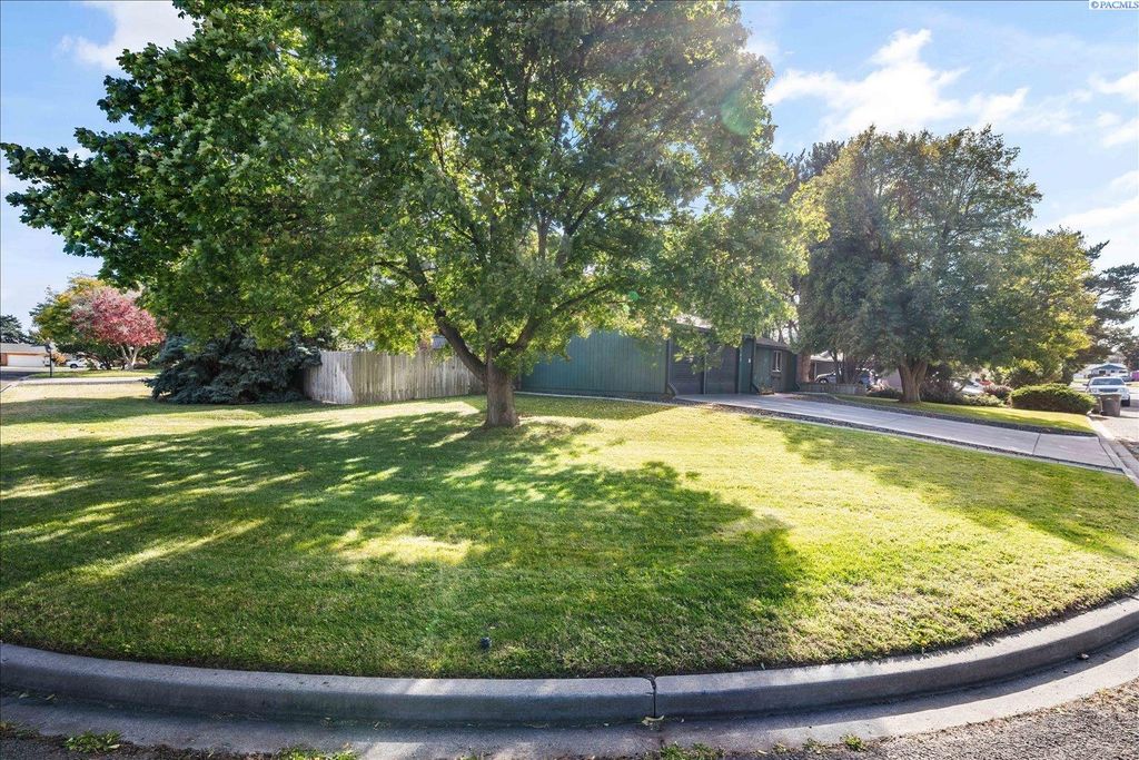 Photo of 1103 S Johnson Street, Kennewick, WA 99338 (MLS # 288310)