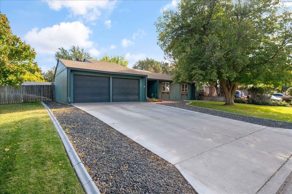 Photo of 1103 S Johnson Street, Kennewick, WA 99338 (MLS # 288310)