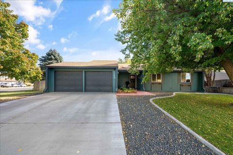 Photo of 1103 S Johnson Street, Kennewick, WA 99338 (MLS # 288310)