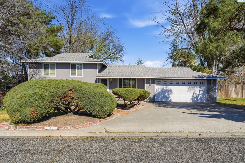 Photo of 702 W 36th Place, Kennewick, WA 99337 (MLS # 291607)