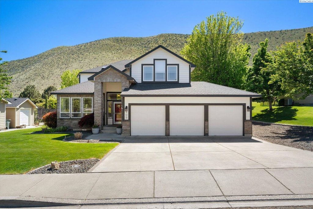 Photo of 905 Clermont Drive, Richland, WA 99352 (MLS # 292599)