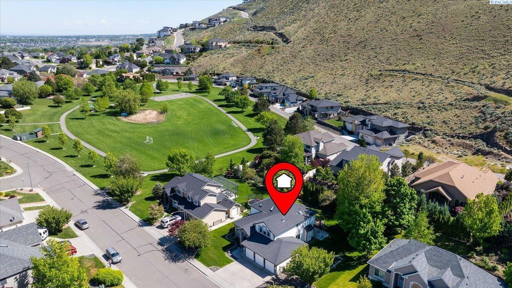 Photo of 905 Clermont Drive, Richland, WA 99352 (MLS # 292599)
