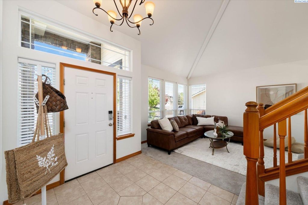 Photo of 905 Clermont Drive, Richland, WA 99352 (MLS # 292599)