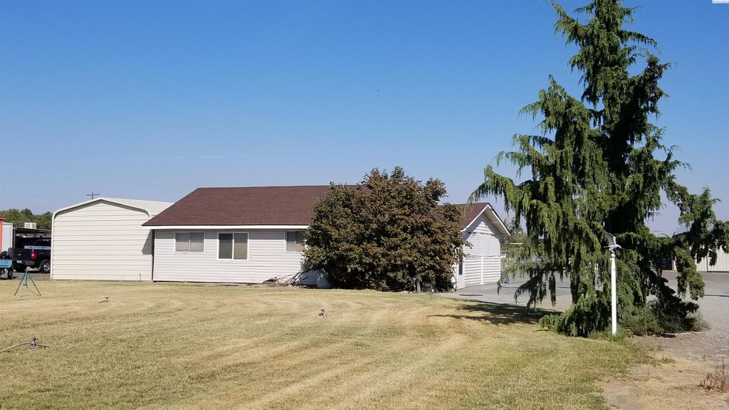 Photo of 2311 Hansen Loop, Burbank, WA 99323 (MLS # 287929)