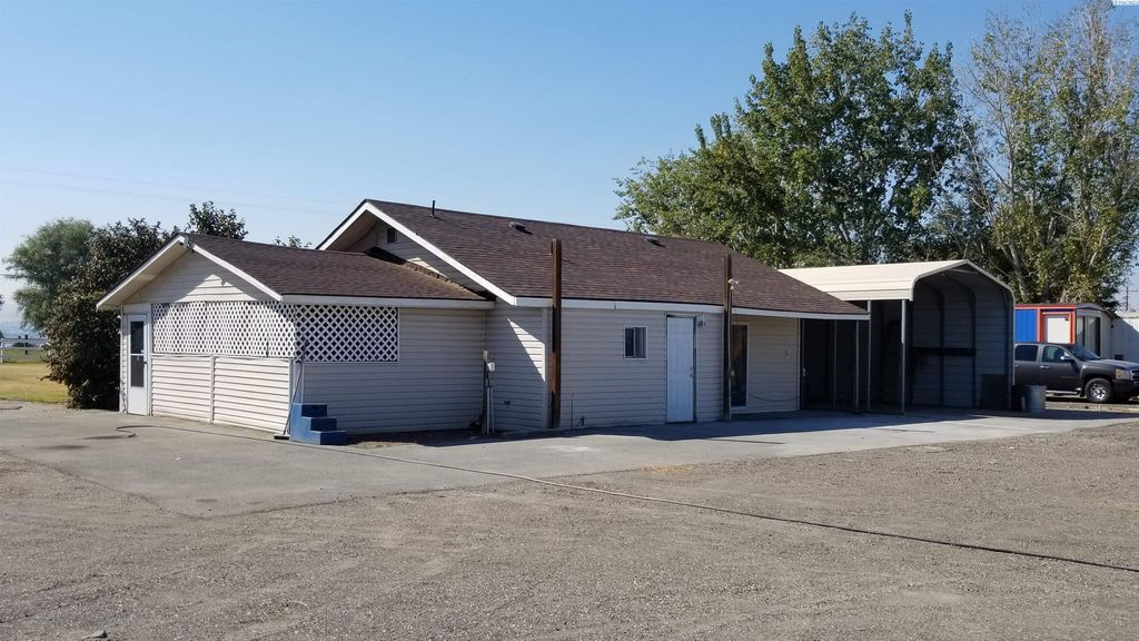 Photo of 2311 Hansen Loop, Burbank, WA 99323 (MLS # 287929)