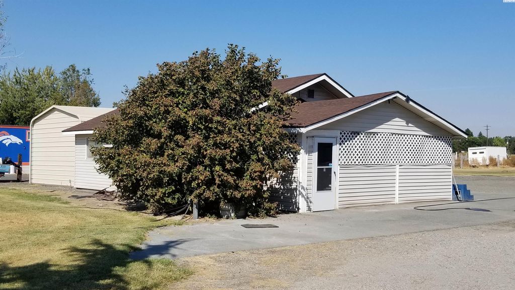 Photo of 2311 Hansen Loop, Burbank, WA 99323 (MLS # 287929)