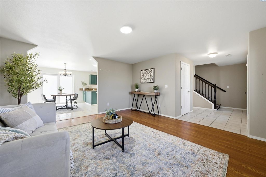 Photo of 1615 W 24th Pl, Kennewick, WA 99337 (MLS # 290958)