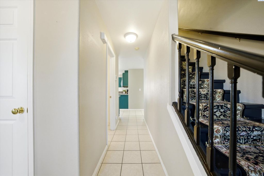 Photo of 1615 W 24th Pl, Kennewick, WA 99337 (MLS # 290958)