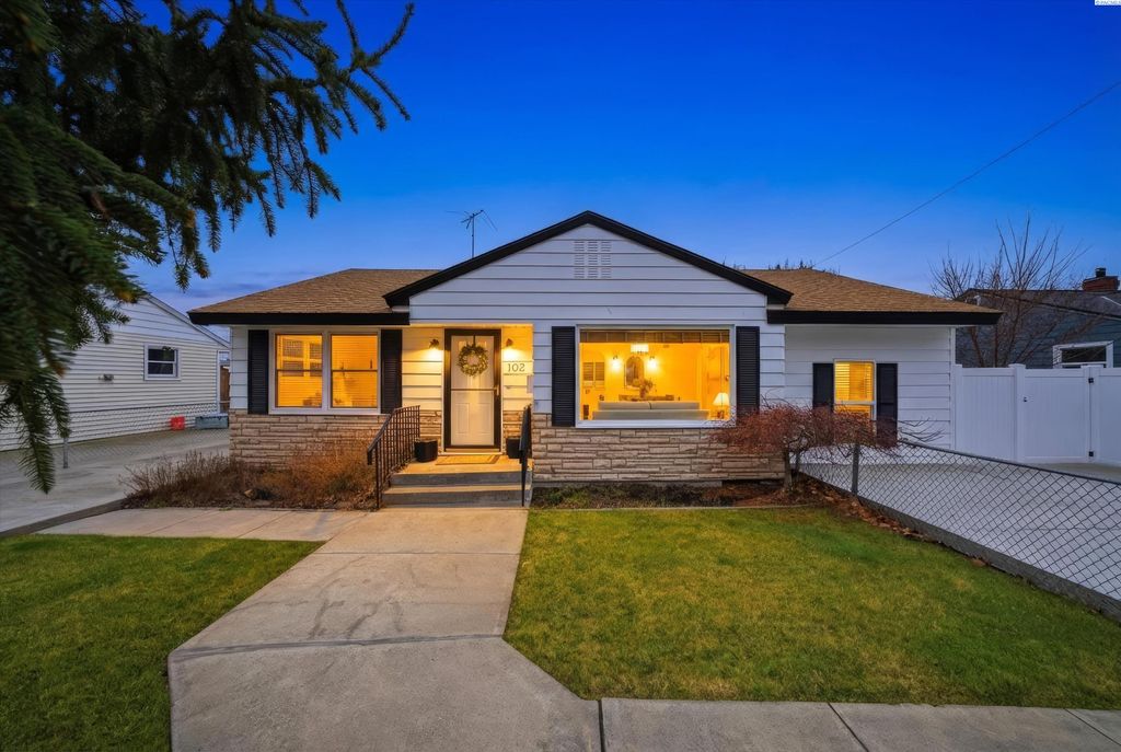 Photo of 102 S Rainier St, Kennewick, WA 99336 (MLS # 290318)