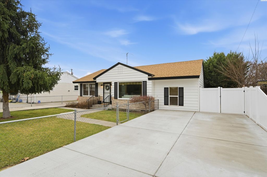 Photo of 102 S Rainier St, Kennewick, WA 99336 (MLS # 290318)