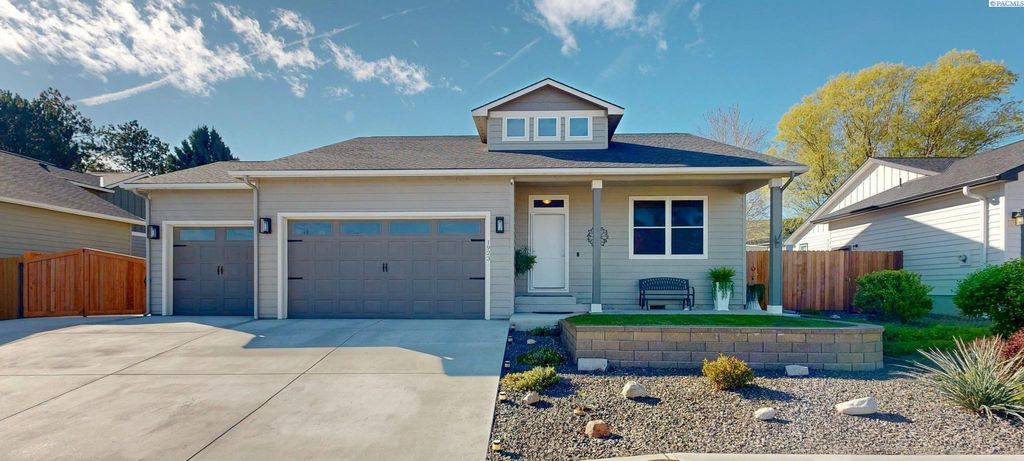 Photo of 1923 W 39th Avenue, Kennewick, WA 99336 (MLS # 291575)