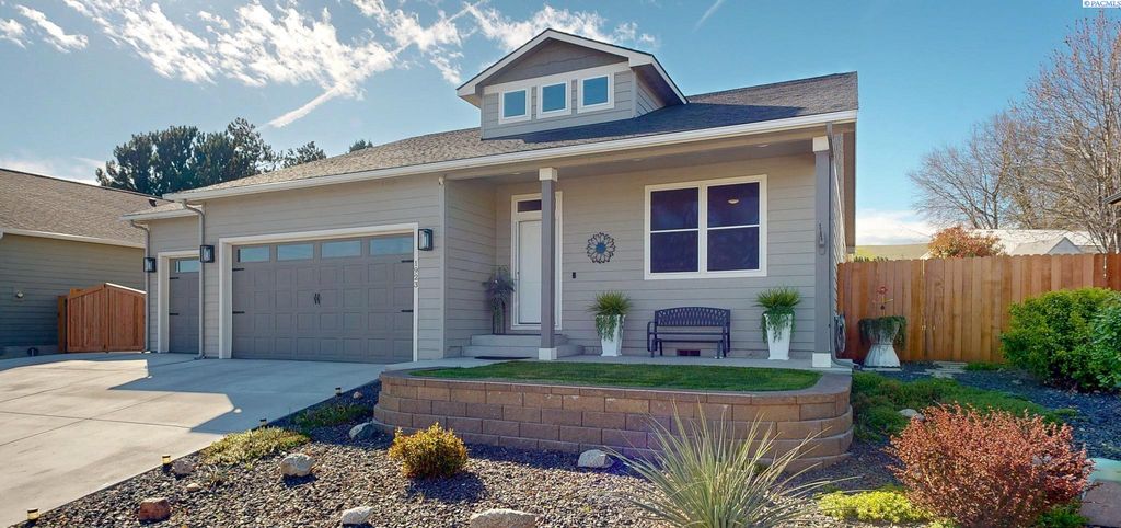Photo of 1923 W 39th Avenue, Kennewick, WA 99336 (MLS # 291575)