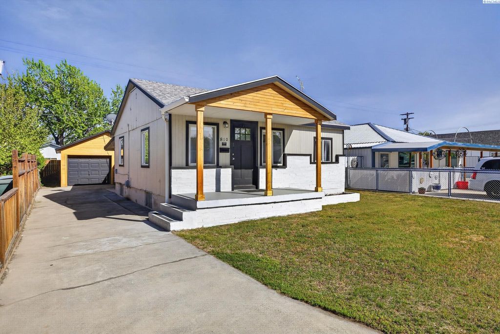 Photo of 810 Smith Ave, Richland, WA 99352 (MLS # 292362)