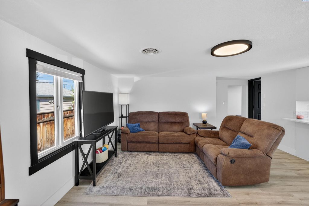 Photo of 810 Smith Ave, Richland, WA 99352 (MLS # 292362)