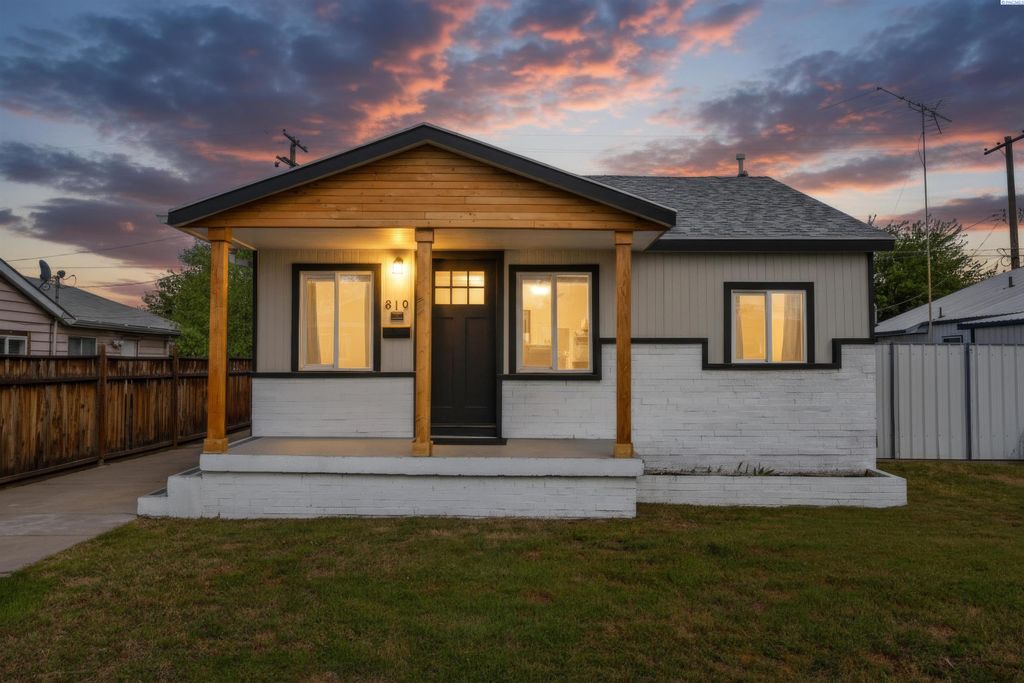 Photo of 810 Smith Ave, Richland, WA 99352 (MLS # 292362)