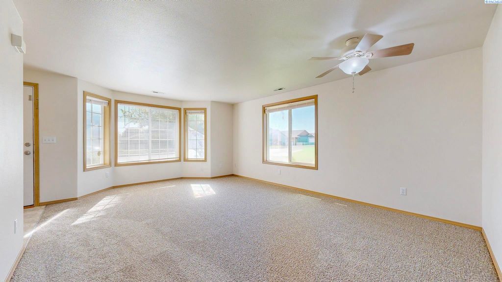 Photo of 8407 Packard Drive, Pasco, WA 99301 (MLS # 288111)