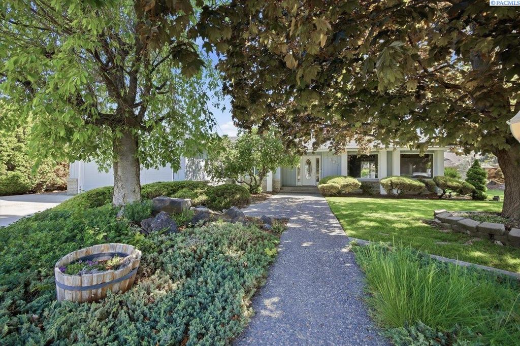 Photo of 1909 S Newport St, Kennewick, WA 99337 (MLS # 292642)