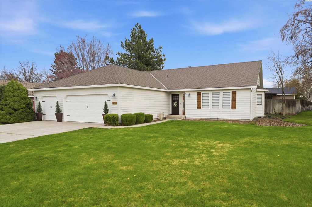 Photo of 630 Meadows Drive East Dr, Richland, WA 99352 (MLS # 291403)