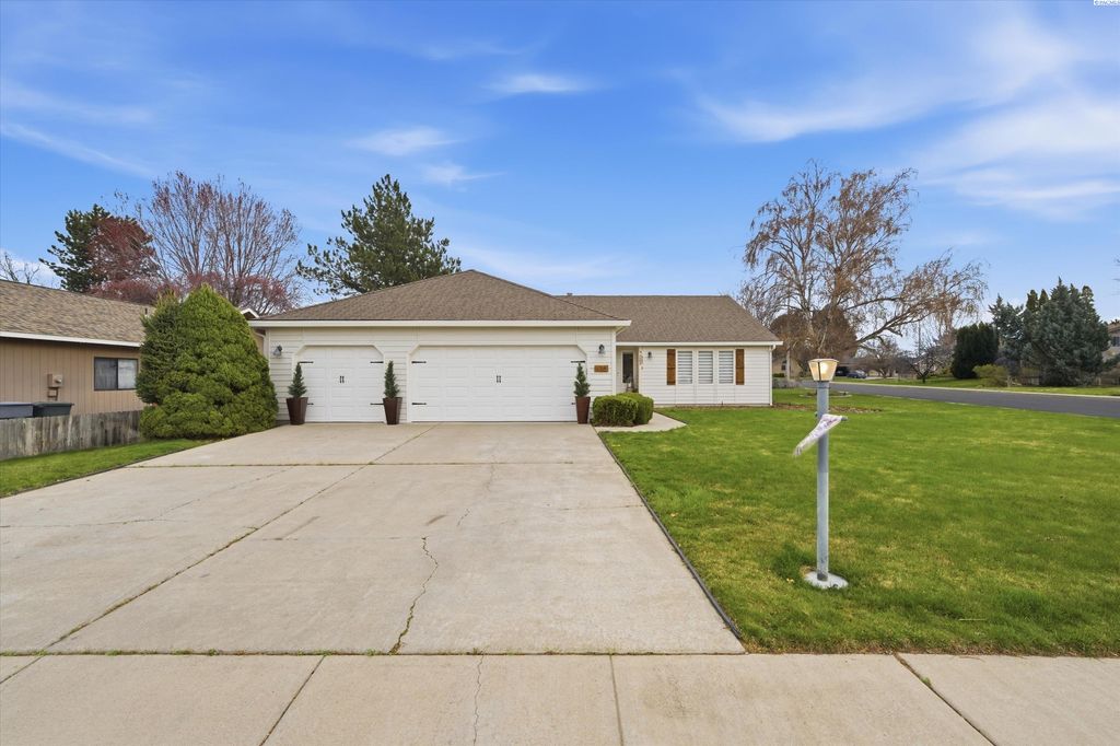 Photo of 630 Meadows Drive East Dr, Richland, WA 99352 (MLS # 291403)