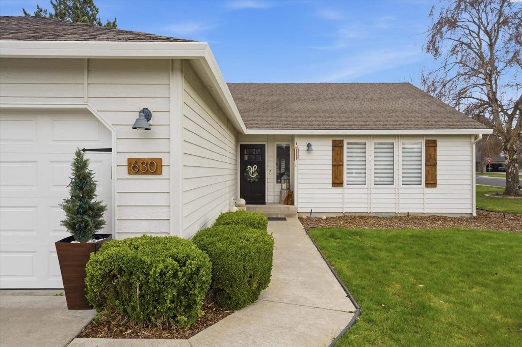 Photo of 630 Meadows Drive East Dr, Richland, WA 99352 (MLS # 291403)