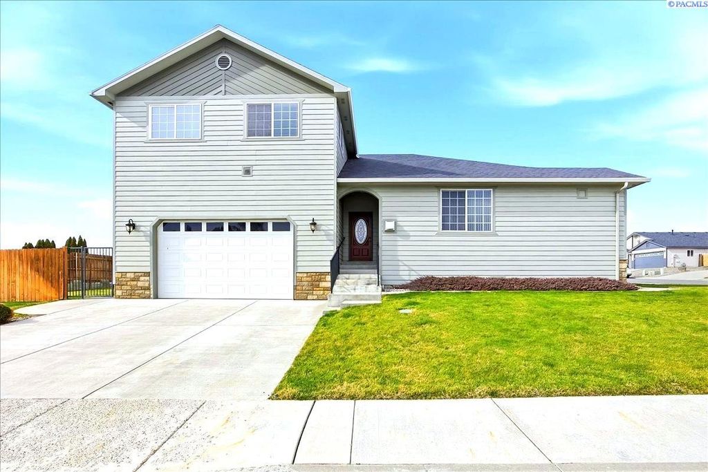 Photo of 8521 W Canyon Ave, Kennewick, WA 99336 (MLS # 290634)
