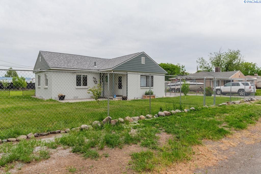 Photo of 22 N Williams St, Kennewick, WA 99336 (MLS # 292792)