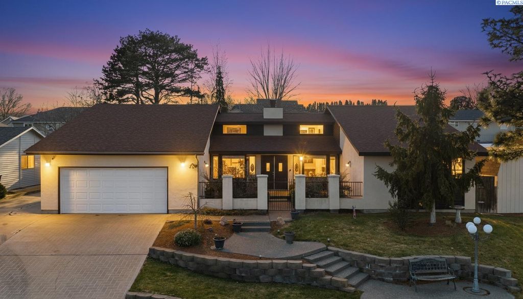 Photo of 4135 Laurel Dr, West Richland, WA 99353 (MLS # 291149)