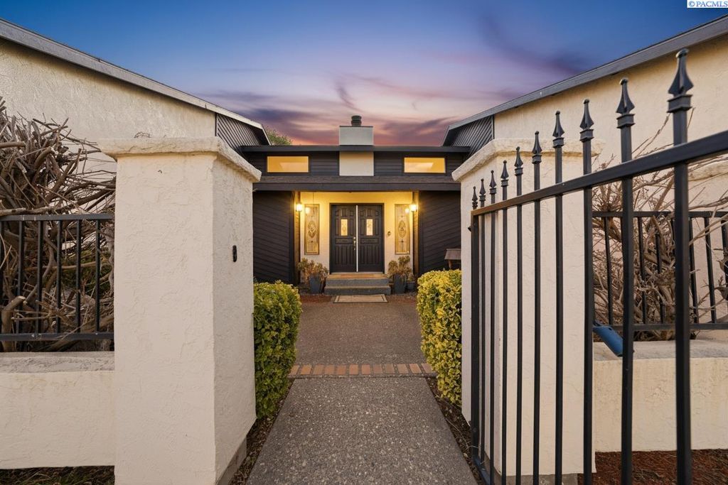 Photo of 4135 Laurel Dr, West Richland, WA 99353 (MLS # 291149)