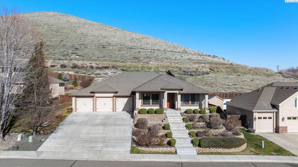 Photo of 216 Bear Dr Dr, Richland, WA 99352 (MLS # 290803)