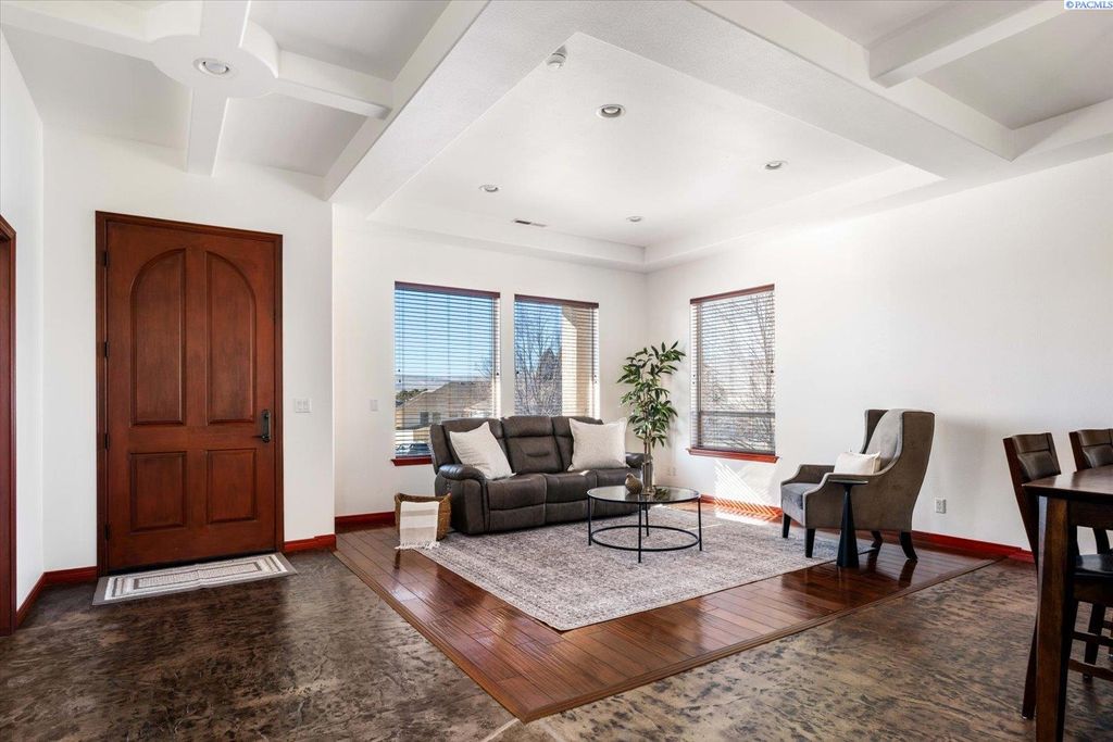 Photo of 216 Bear Dr Dr, Richland, WA 99352 (MLS # 290803)