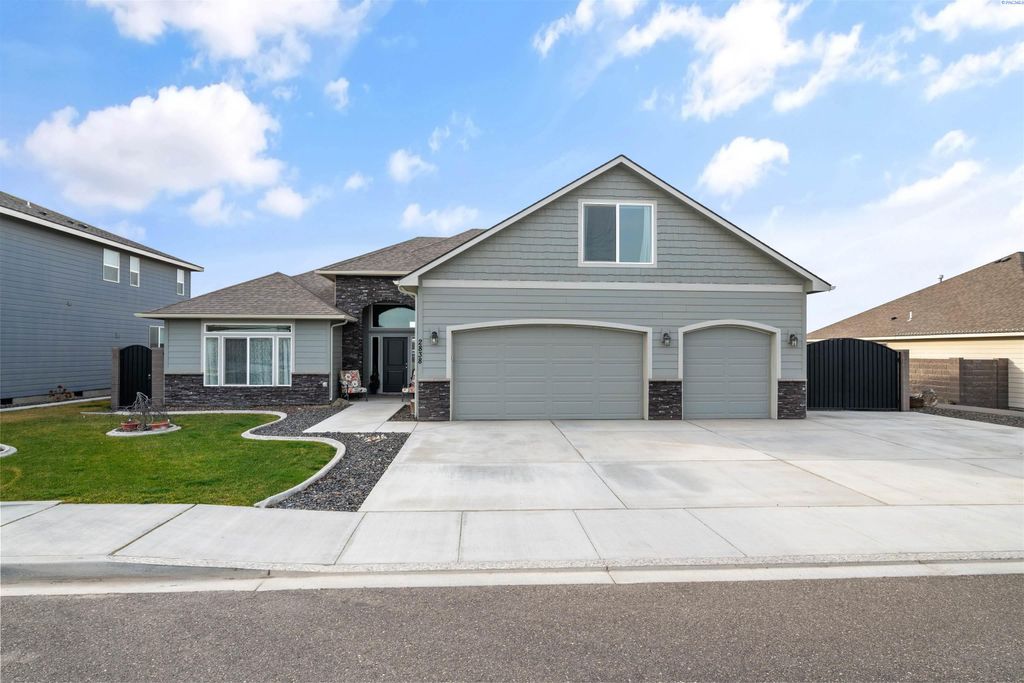 Photo of 2838 S Zimmerman St, Kennewick, WA 99338 (MLS # 289827)