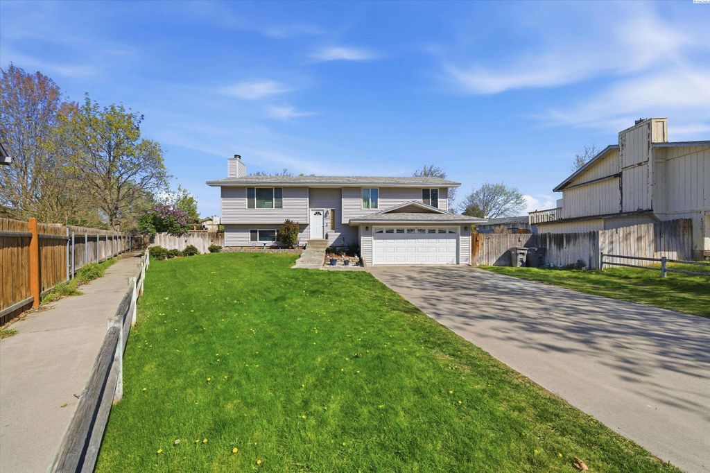 Photo of 8130 W Entiat Pl, Kennewick, WA 99336 (MLS # 292002)