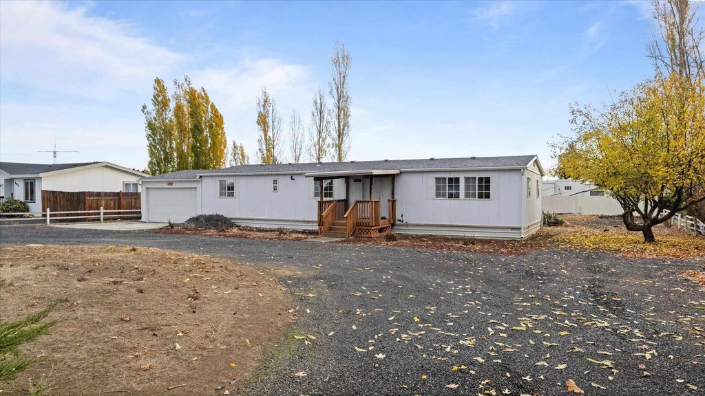 Photo of 4397 Jackie Drive Ne Dr, Moses Lake, WA 98837 (MLS # 288724)