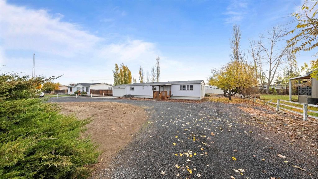Photo of 4397 Jackie Drive Ne Dr, Moses Lake, WA 98837 (MLS # 288724)