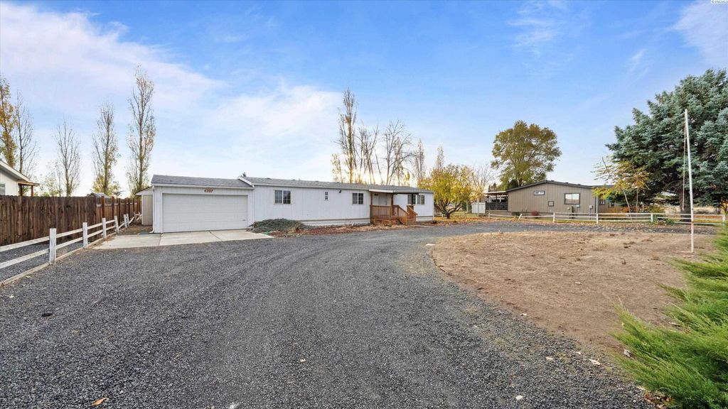 Photo of 4397 Jackie Drive Ne Dr, Moses Lake, WA 98837 (MLS # 288724)
