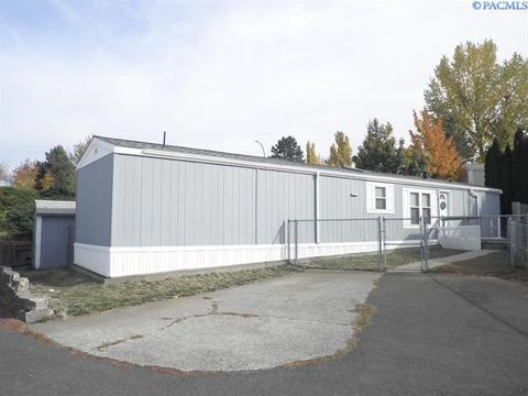 Photo of 260 NW Golden Hills #13, Pullman, WA 99163 (MLS # 288930)