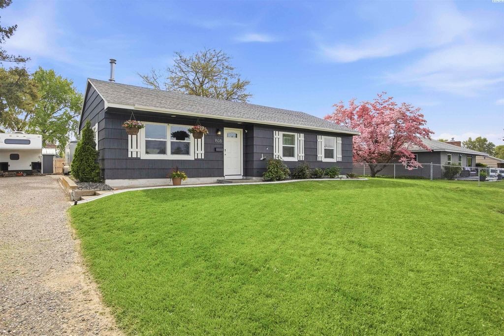 Photo of 1508 Cottonwood Drive, Richland, WA 99354 (MLS # 292283)