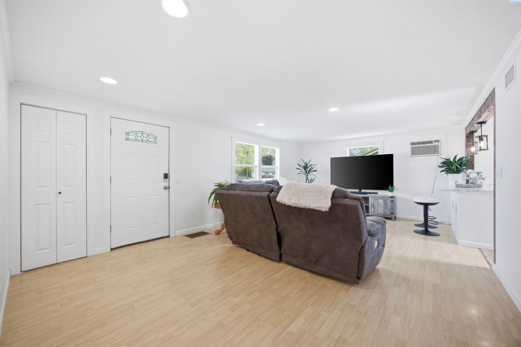 Photo of 1508 Cottonwood Drive, Richland, WA 99354 (MLS # 292283)