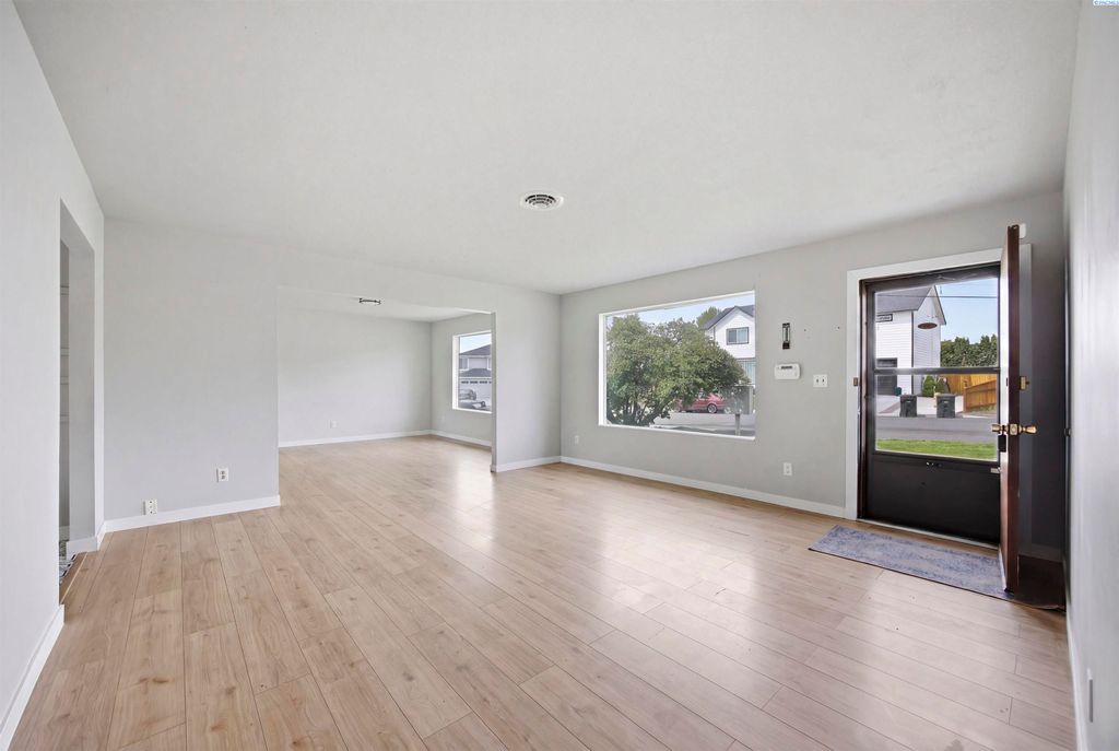 Photo of 1816 Beacon Rd, Grandview, WA 98930 (MLS # 292527)