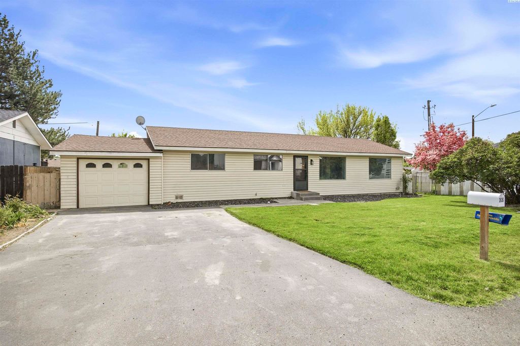 Photo of 1816 Beacon Rd, Grandview, WA 98930 (MLS # 292527)