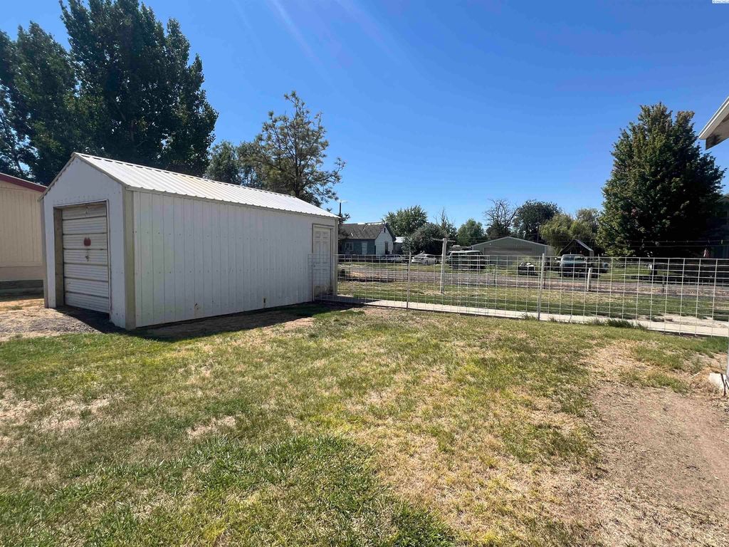 Photo of 401 G Street, Endicott, WA 99125 (MLS # 286761)